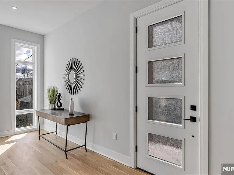 2449 Camner St — Photo 3