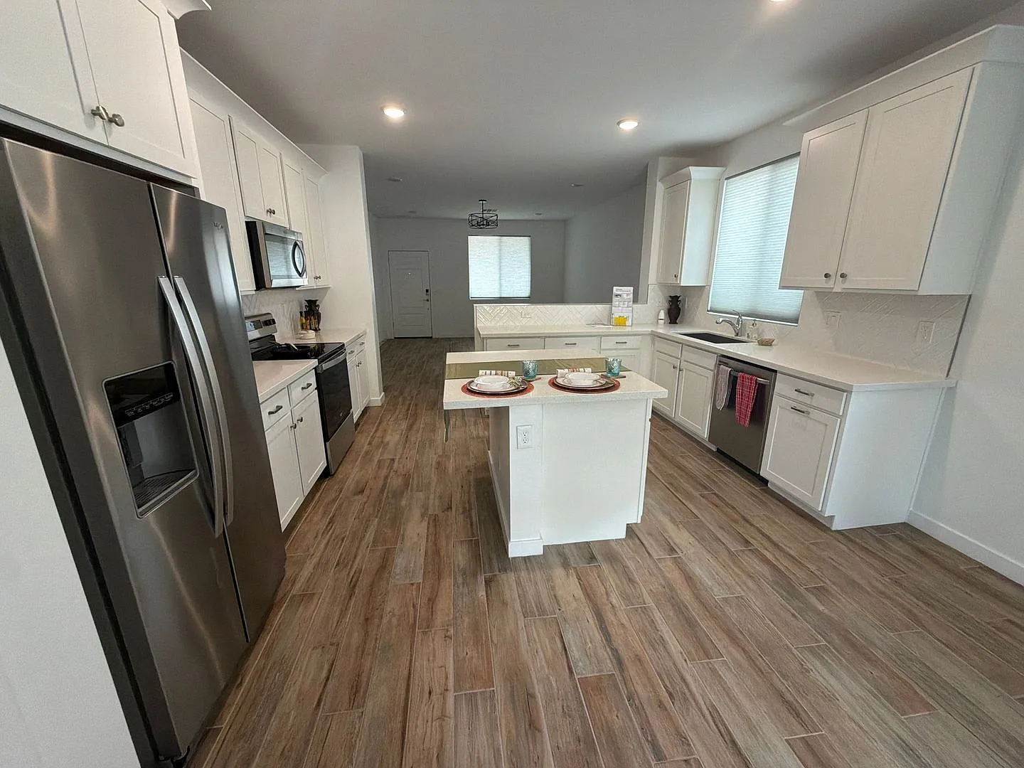 3 bed, 2.0 bath, 1448 sqft, $2,300 — Photo 2