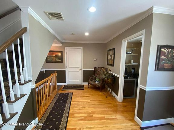 3rd image of 386 Adelaide Ave #1