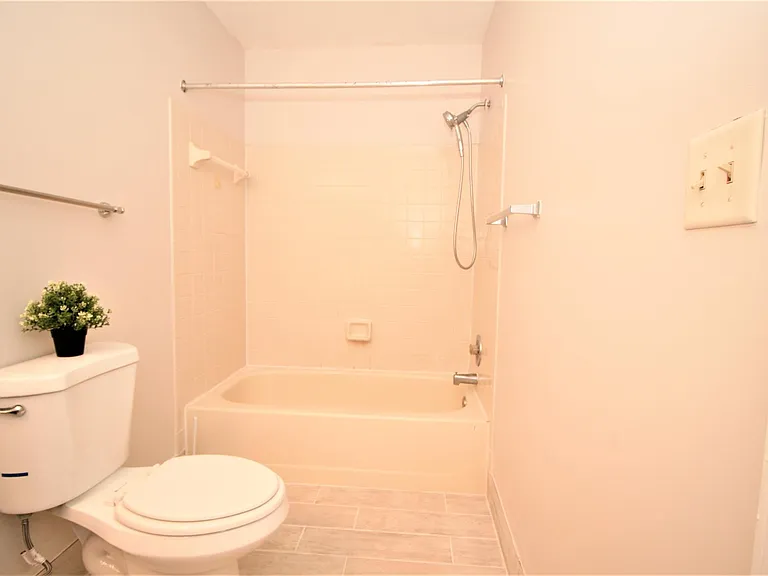 1002 Mondrian Ter #1002 — Photo 12
