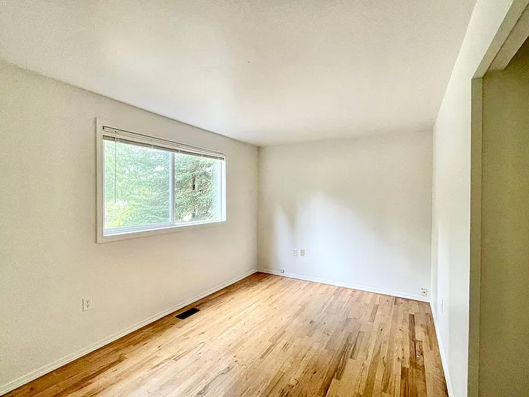13807 NE 76th St — Photo 11