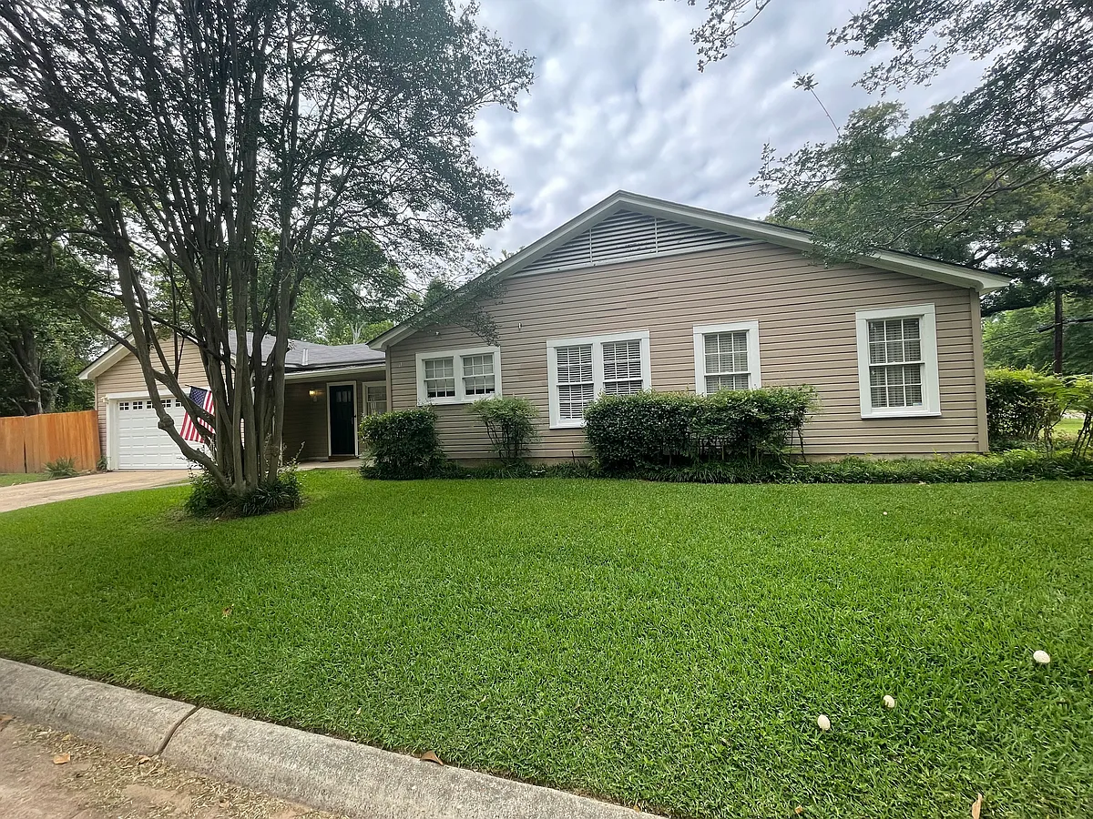 Building Photo - 3642 Gilbert Dr
