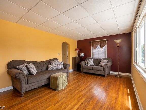 4th image of 261 Shepard Ave