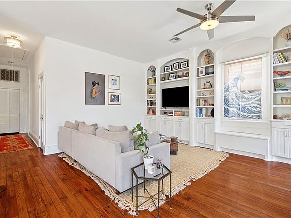 3rd image of 943 N Rendon St