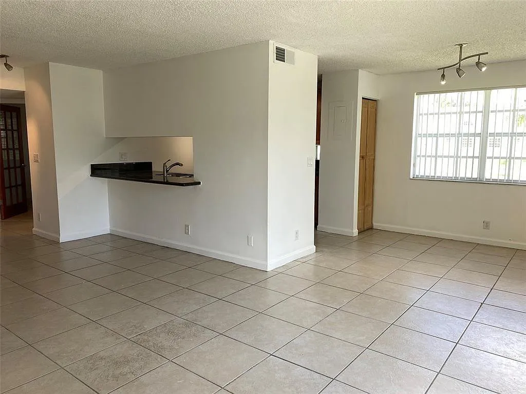 3 bed, 2.0 bath, 1125 sqft, $2,500 — Photo 2