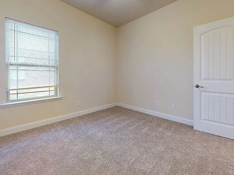 323 Huntwood Dr — Photo 18