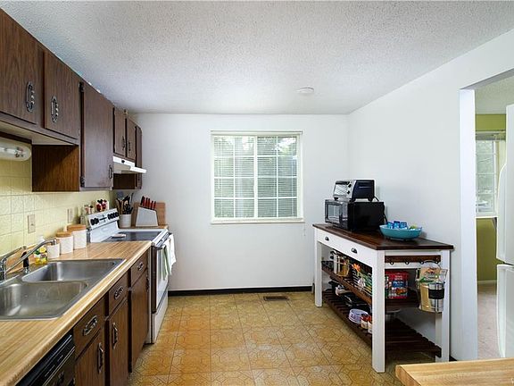 3rd image of 294 Peppertree Dr