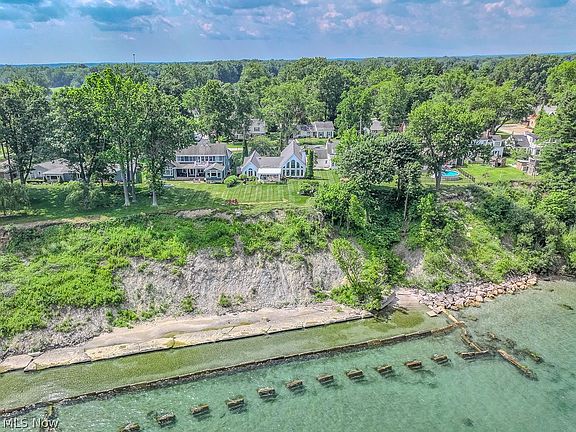 5th image of 3711 Edgewater Dr