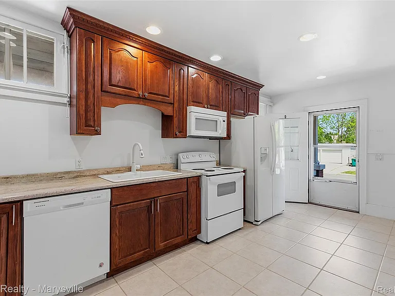 504 Clinton Ave — Photo 15