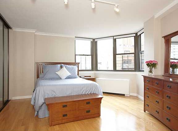 3rd image of 225 E 36th St APT 12N