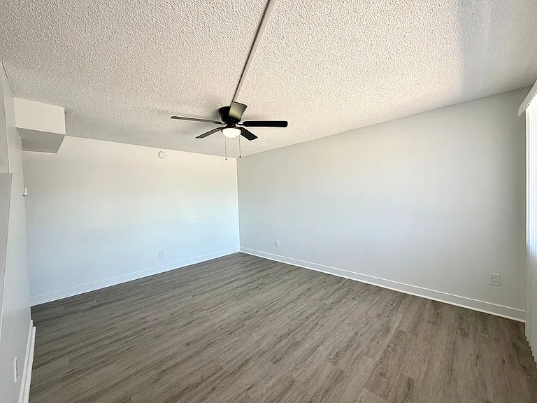 901 E Claremont St — Photo 2