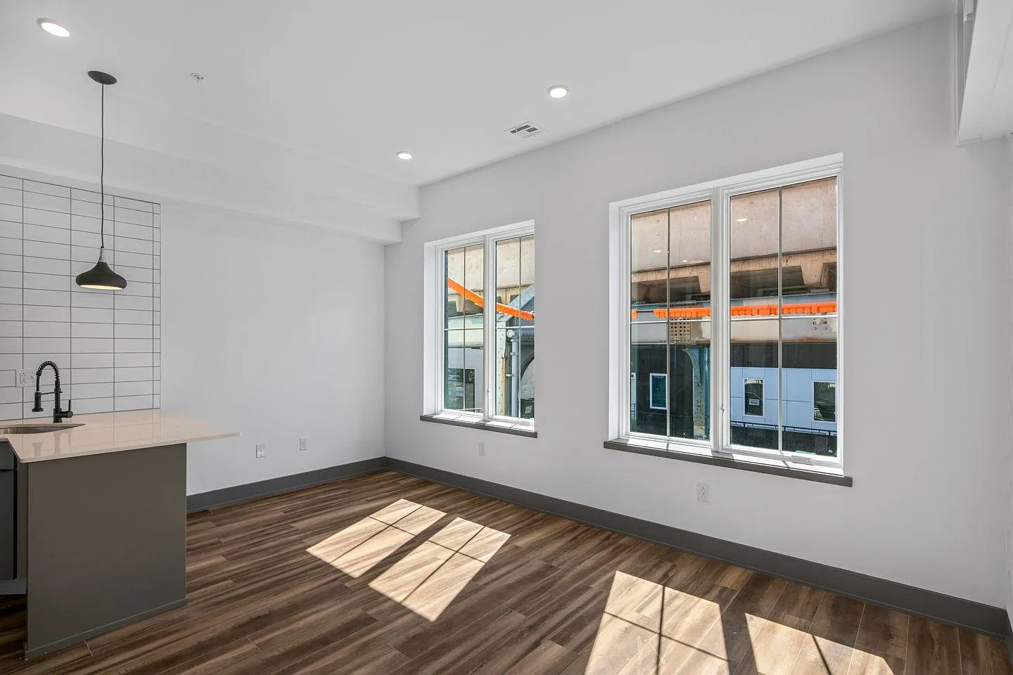 2 bed, 1000 sqft, $1,750 — Photo 2