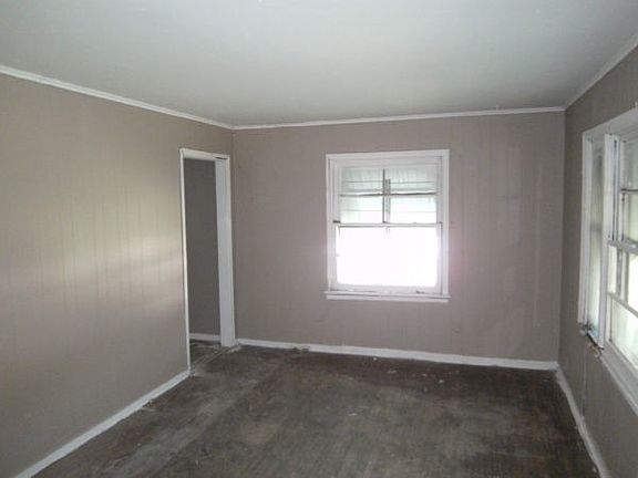 4th image of 262 E 29th St N