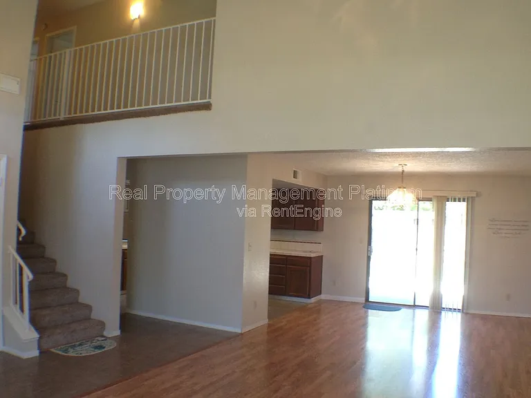675 N Claremont Ave — Photo 4