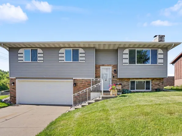 1305 W 41st St, Davenport, IA 52806