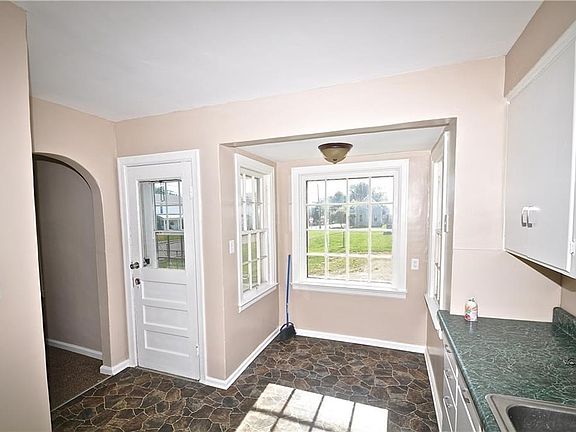 4th image of 225 Hall St