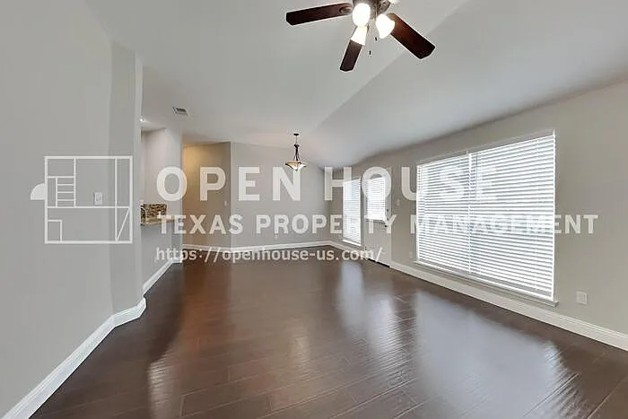 617 Creek Point Dr — Photo 3