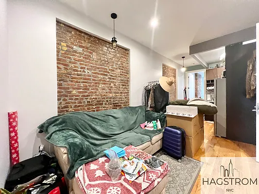 Rented by Hagstrom Management Inc | media 35