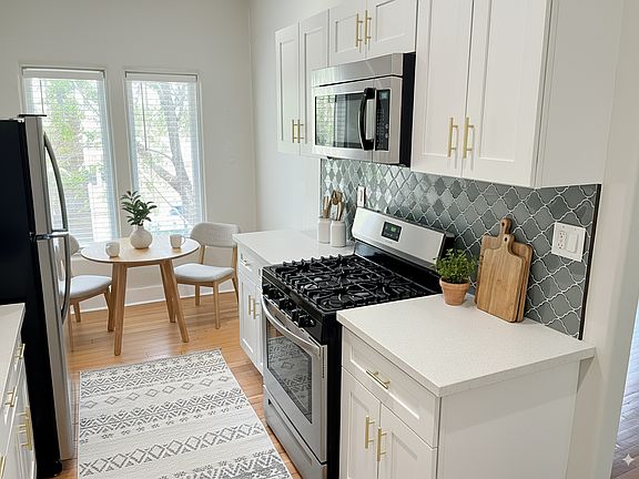 3rd image of 342 W Willetta St #8