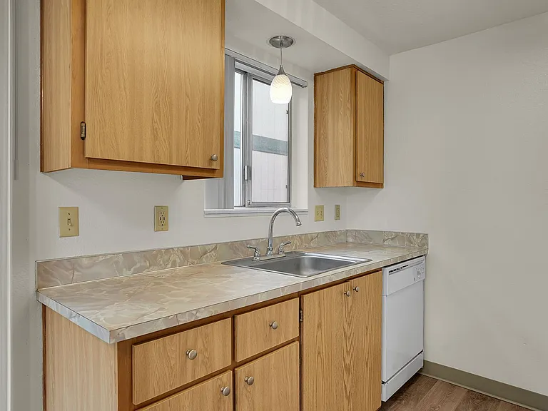 Carlton Square Apartments — Photo 22