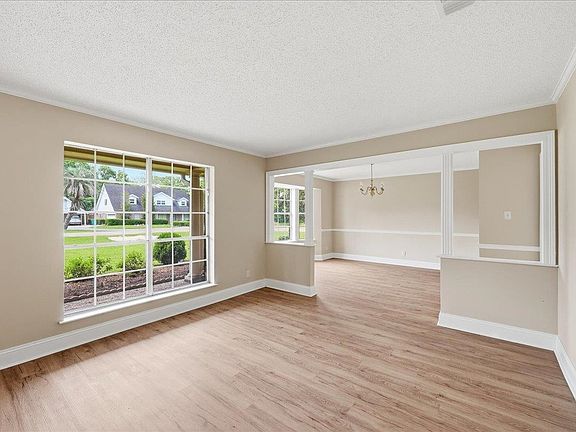 5th image of 2201 Oak Ln
