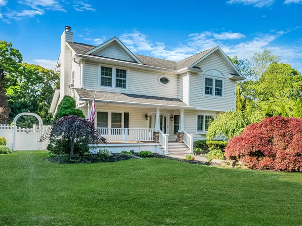 364 Twilight Ln, Smithtown, NY 11787
