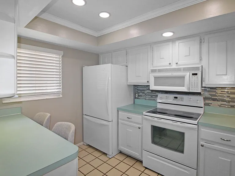 995 Laguna Dr #305 — Photo 4