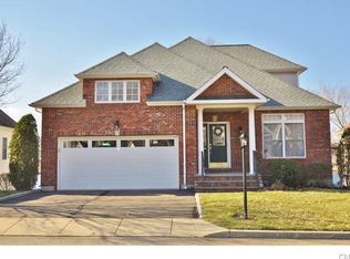 49 Spice Bush Ln, Milford, CT 06461