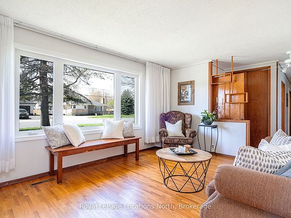 5th image of 32 Arthur St W