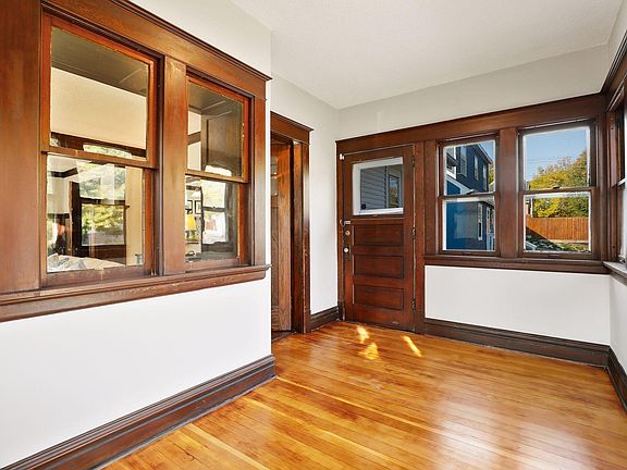 4th image of 602 Hyacinth Ave E