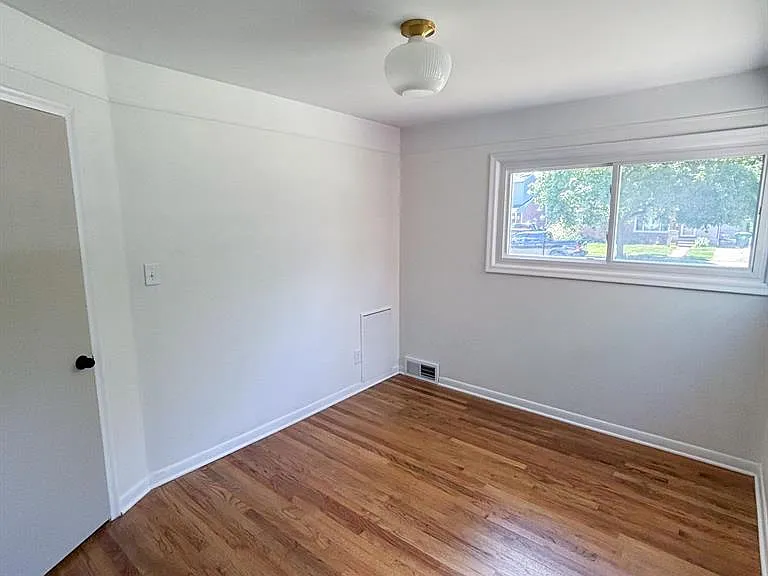 28700 Kathryn St — Photo 4