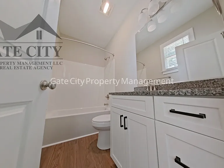 306 Oakwood St #B — Photo 7