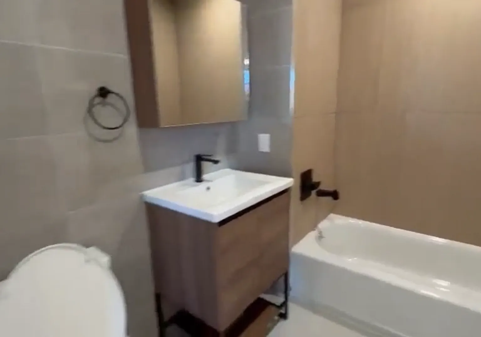 3 bed, 900 sqft, $3,373 — Photo 1