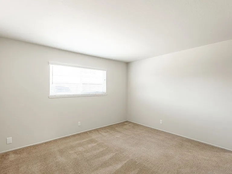Golden Oaks Apartment — Photo 20