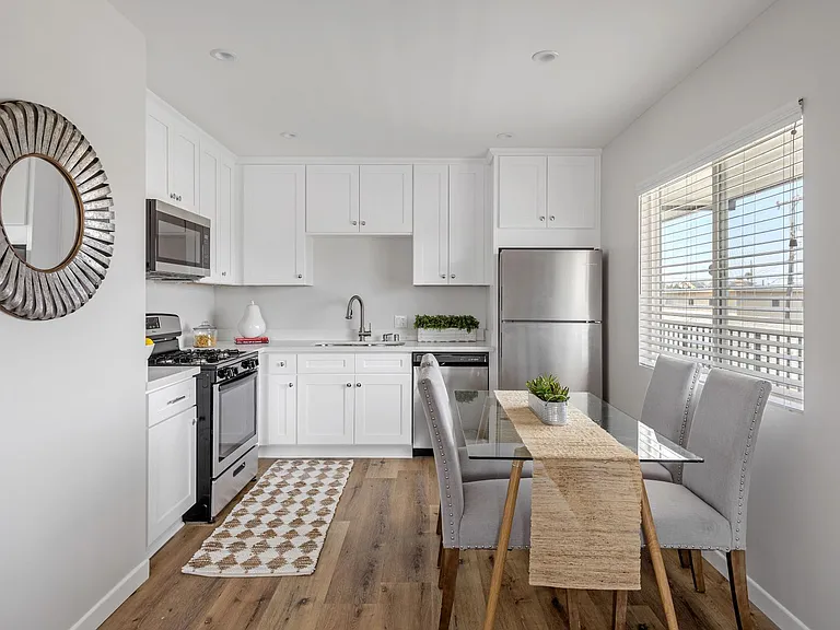 2119 Mathews Ave — Photo 4