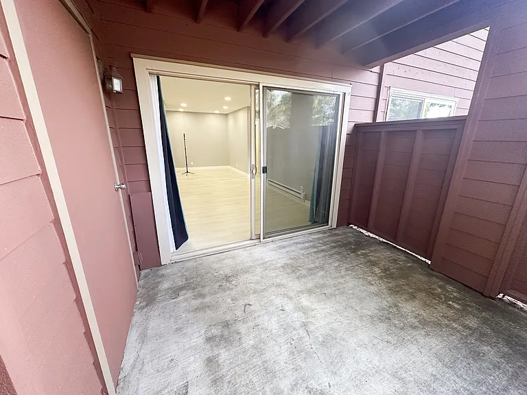 1076 Yarwood Ct — Photo 16