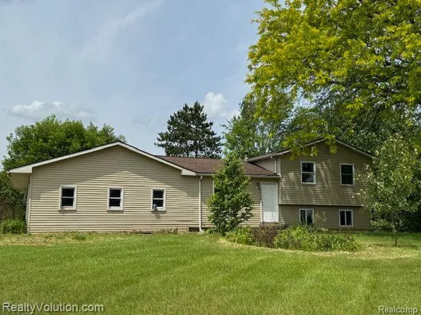 2459 Valley Brook Dr, Lapeer, MI 48446