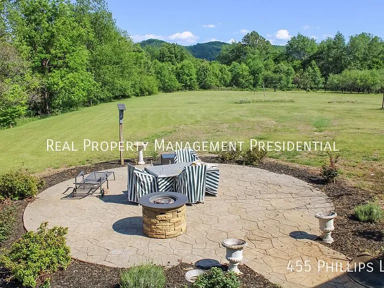 455 Phillips Ln — Photo 20
