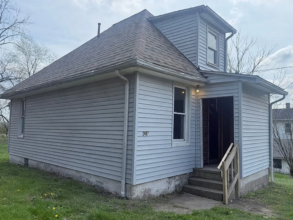 2487 Walnut St