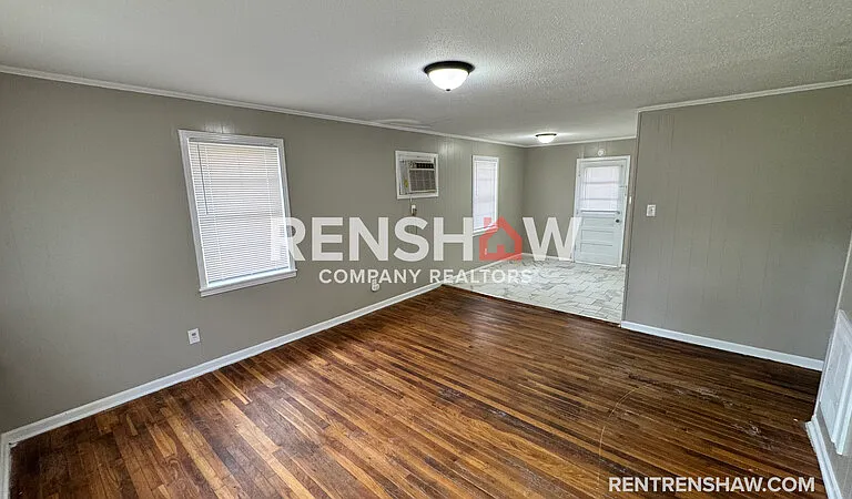 249 Navy Dr — Photo 2