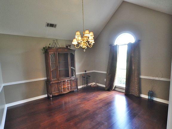 4th image of 829 Highland Park Dr