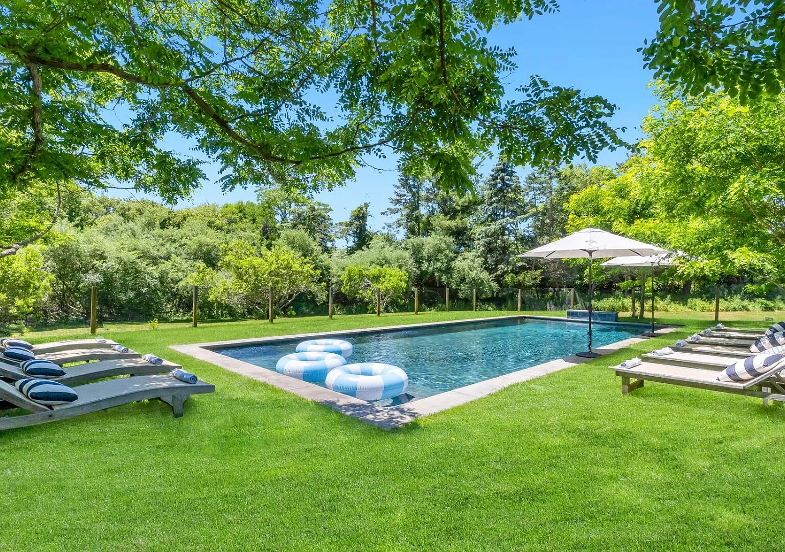 Stylish Hamptons Retreat with gorgeous pool on nearly four acres — Photo 2