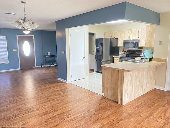 3rd image of 1541 Meadowbrook St