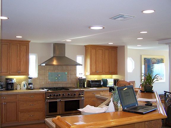 Spacious Kitchen w/Island-Bar