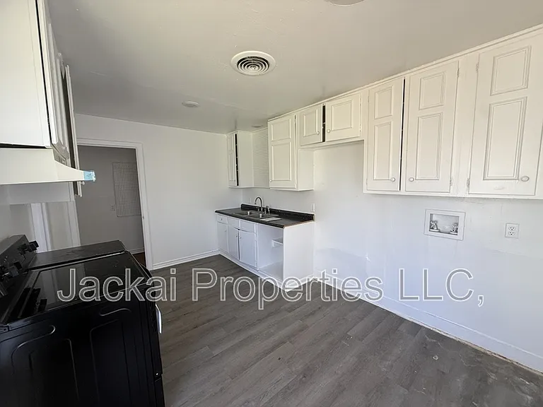 15 Macarthur Dr #B — Photo 17