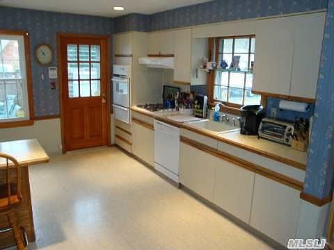 5th image of 14 King Arthurs Ct