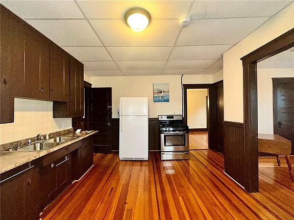 4th image of 14 Courtland St Floor 3