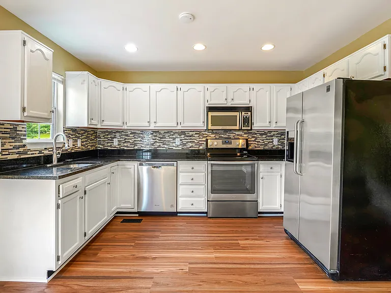 20206 Foothill Ter — Photo 9
