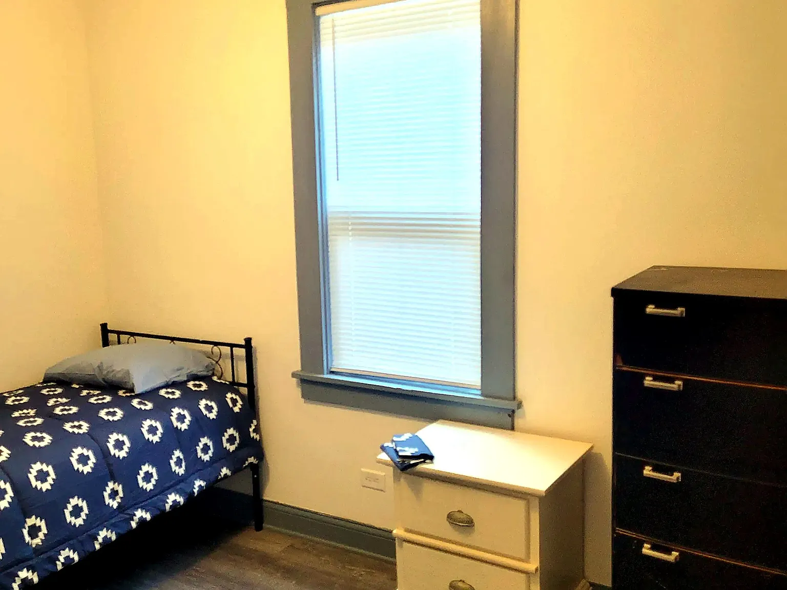2 bed, 1.0 bath, 763 sqft, $1,048 — Photo 2