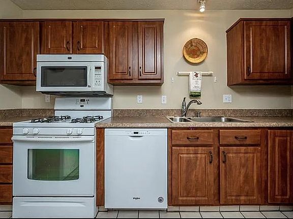 4th image of 1085 Cranston Dr